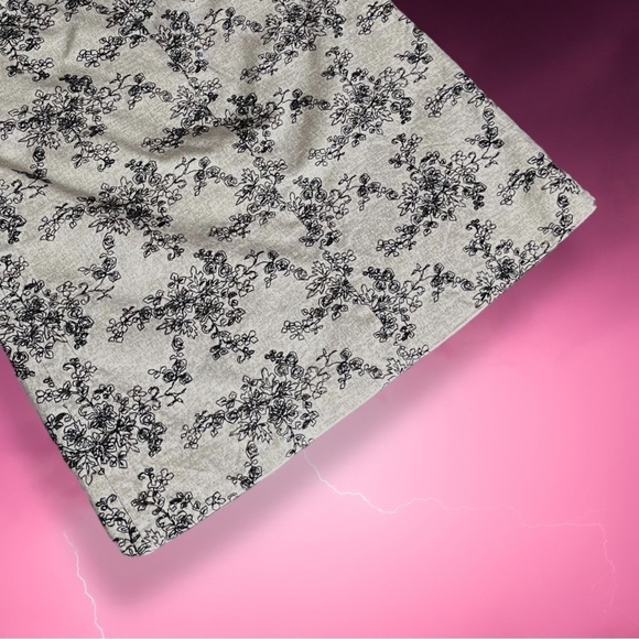 Helen Wang Embroidered Daisy Floral Pencil Skirt with Ribbon Detail Size 4 - Picture 5 of 12